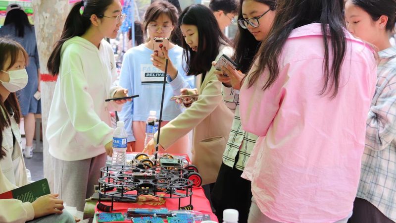 在技术面试中，面试官往往会对应聘者的技术深度和广度进行考察。以下是一些高频问题：